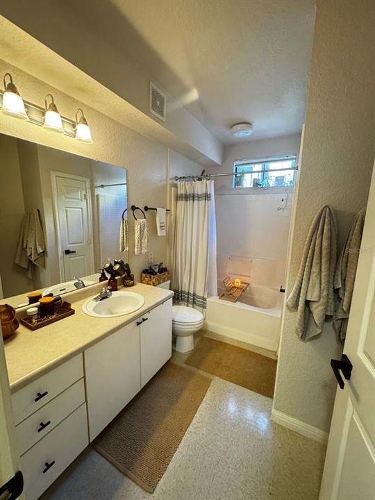 待售: $195,000 (1 贝兹, 1 浴室, 902 平方英尺)