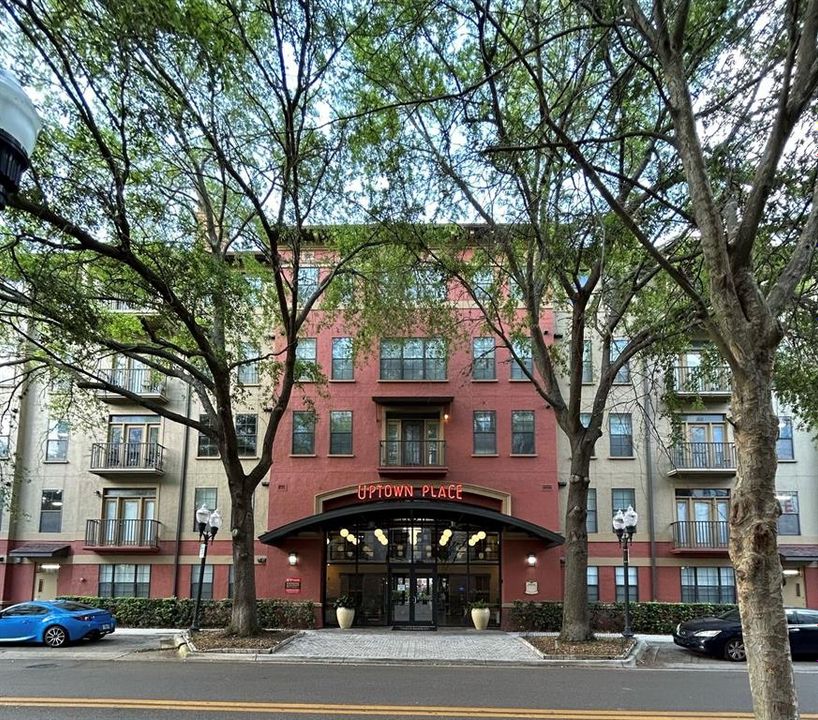 待售: $195,000 (1 贝兹, 1 浴室, 902 平方英尺)