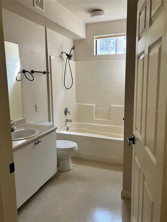 待售: $195,000 (1 贝兹, 1 浴室, 902 平方英尺)