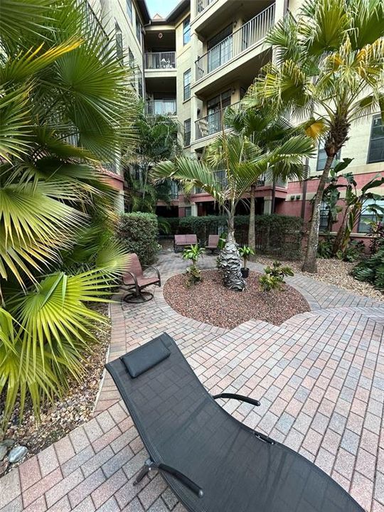 待售: $195,000 (1 贝兹, 1 浴室, 902 平方英尺)