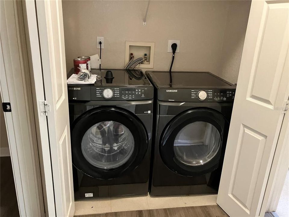 待售: $195,000 (1 贝兹, 1 浴室, 902 平方英尺)