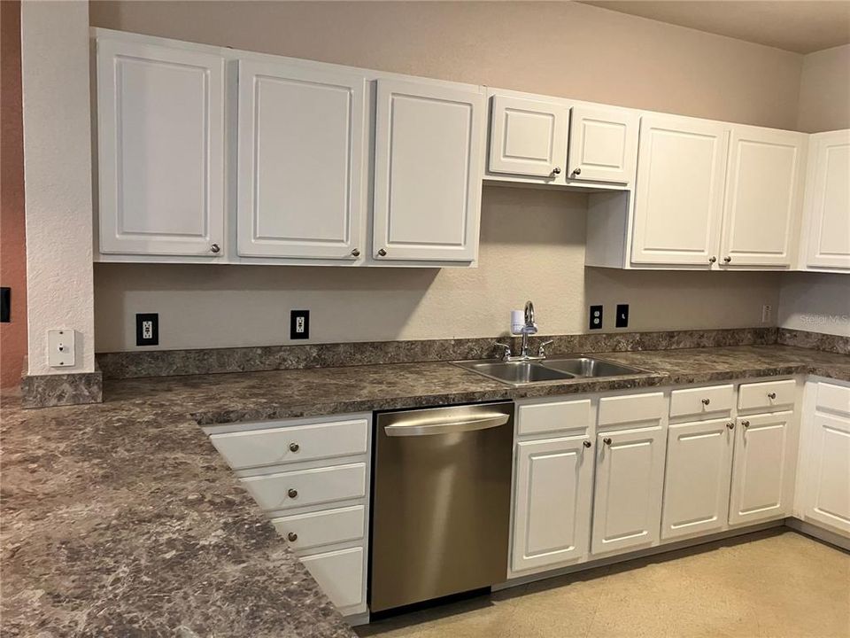 待售: $195,000 (1 贝兹, 1 浴室, 902 平方英尺)