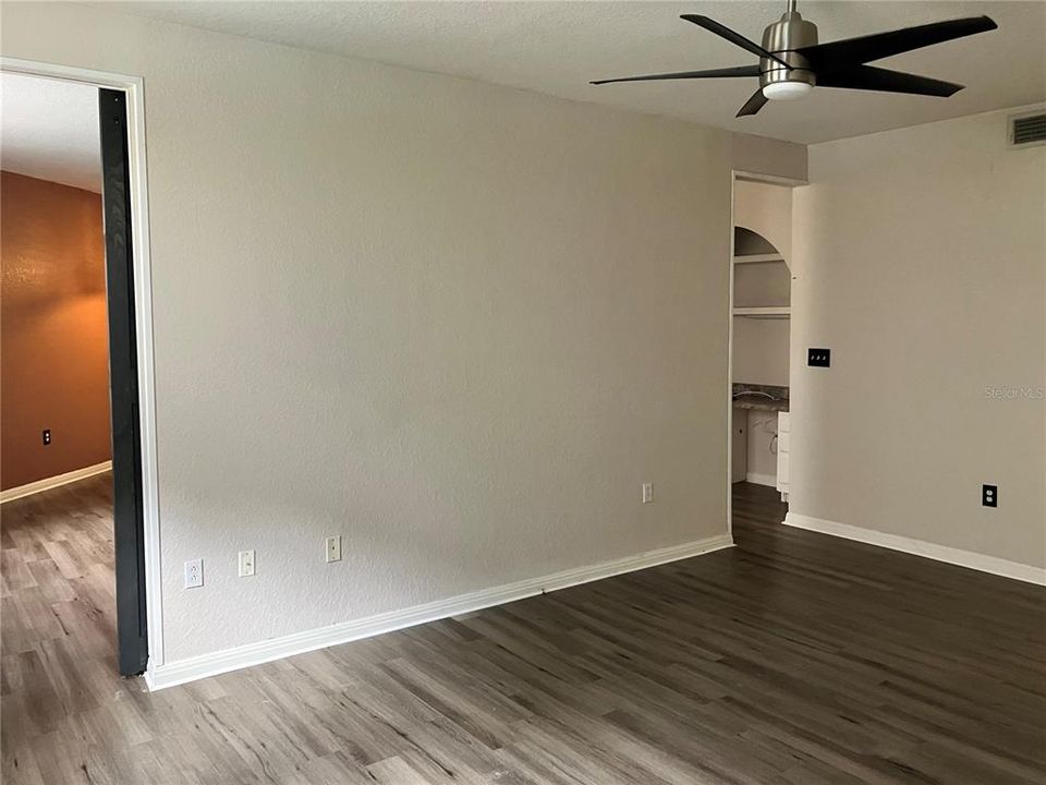 待售: $195,000 (1 贝兹, 1 浴室, 902 平方英尺)