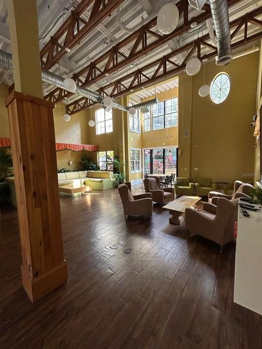 待售: $195,000 (1 贝兹, 1 浴室, 902 平方英尺)