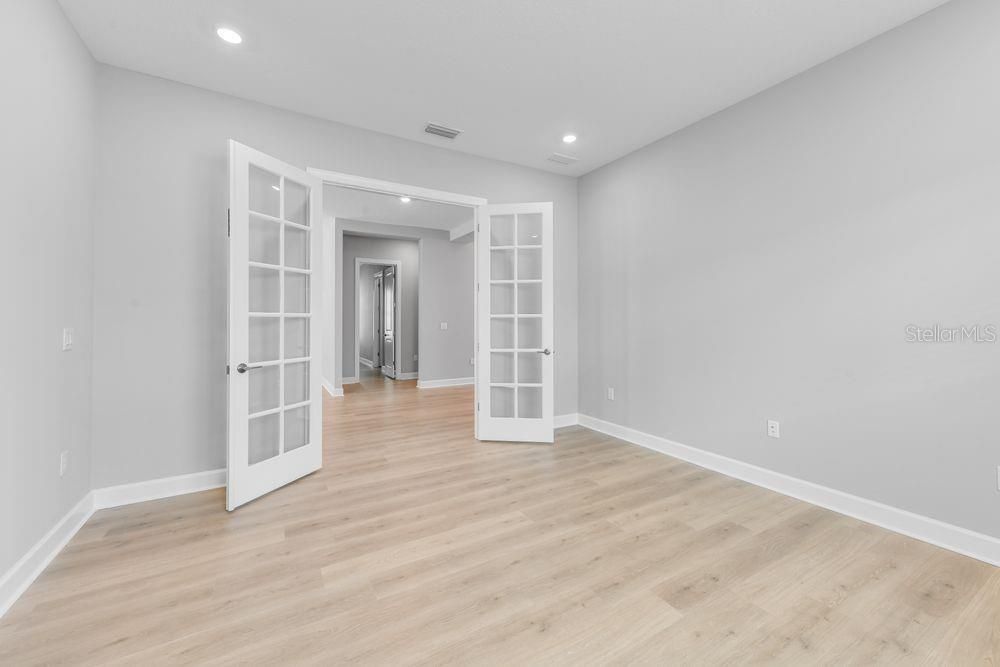 Под контрактом: $1,589,040 (3 спален, 3 ванн, 3095 Квадратных фут)