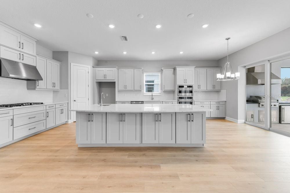 Под контрактом: $1,589,040 (3 спален, 3 ванн, 3095 Квадратных фут)