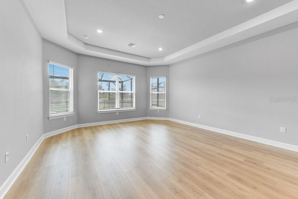 Под контрактом: $1,589,040 (3 спален, 3 ванн, 3095 Квадратных фут)