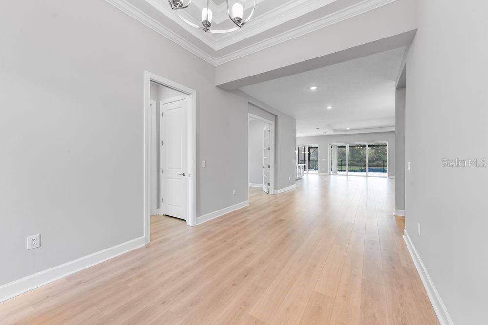 Под контрактом: $1,589,040 (3 спален, 3 ванн, 3095 Квадратных фут)