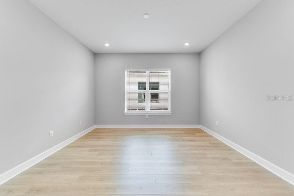 Под контрактом: $1,589,040 (3 спален, 3 ванн, 3095 Квадратных фут)