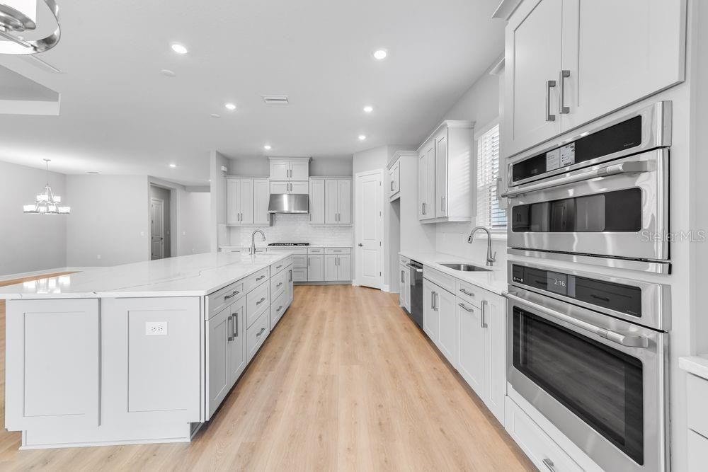 Под контрактом: $1,589,040 (3 спален, 3 ванн, 3095 Квадратных фут)