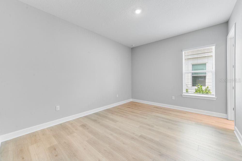 Под контрактом: $1,589,040 (3 спален, 3 ванн, 3095 Квадратных фут)