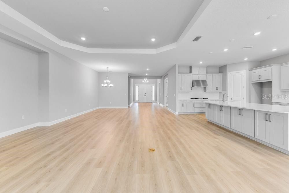 Под контрактом: $1,589,040 (3 спален, 3 ванн, 3095 Квадратных фут)