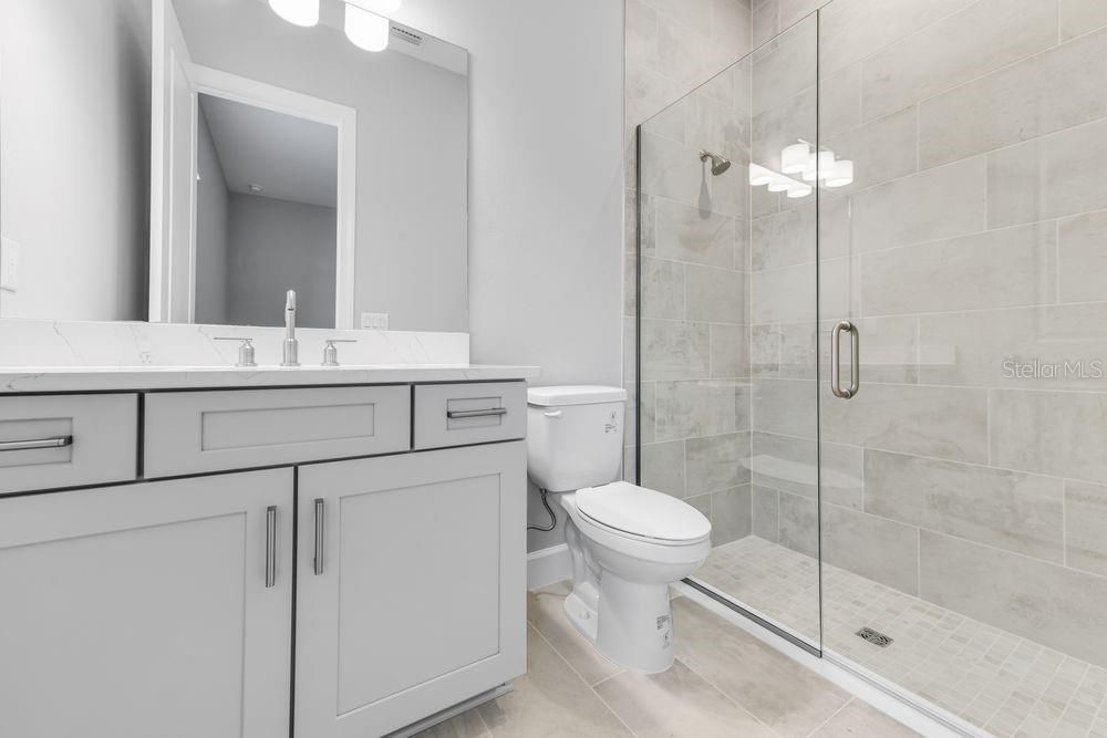 Под контрактом: $1,589,040 (3 спален, 3 ванн, 3095 Квадратных фут)