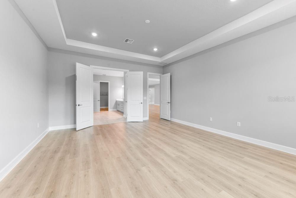 Под контрактом: $1,589,040 (3 спален, 3 ванн, 3095 Квадратных фут)