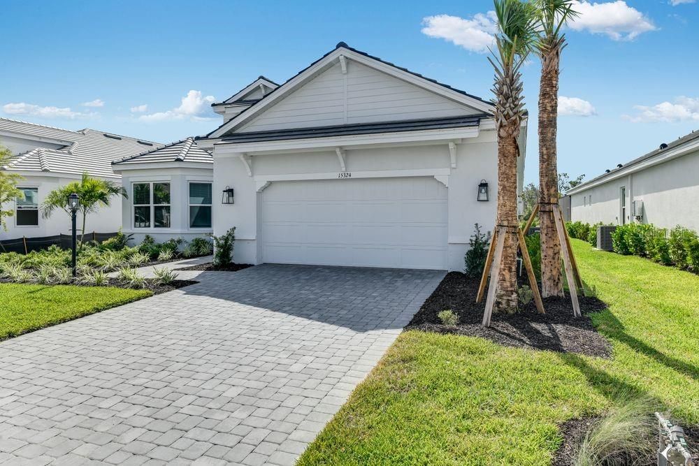 Под контрактом: $1,589,040 (3 спален, 3 ванн, 3095 Квадратных фут)