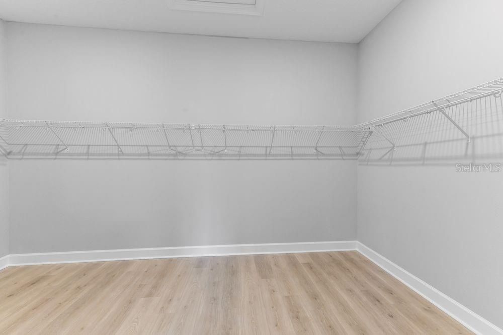 Под контрактом: $1,589,040 (3 спален, 3 ванн, 3095 Квадратных фут)