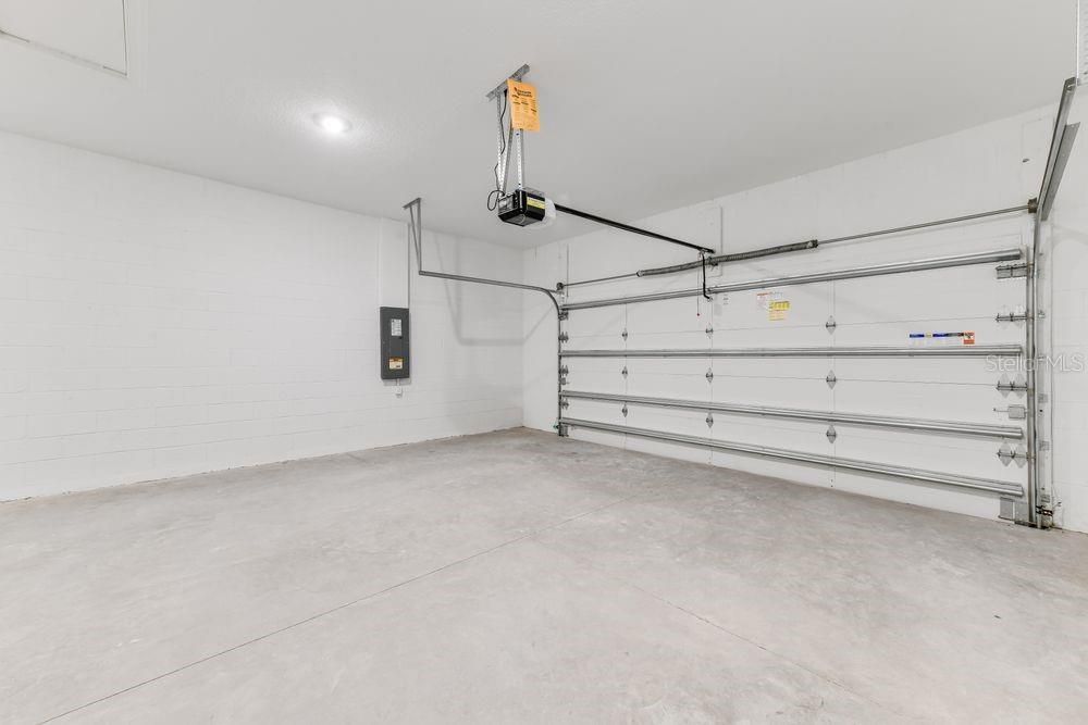 Под контрактом: $1,589,040 (3 спален, 3 ванн, 3095 Квадратных фут)