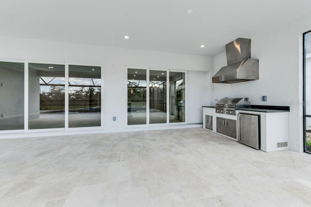 Под контрактом: $1,589,040 (3 спален, 3 ванн, 3095 Квадратных фут)