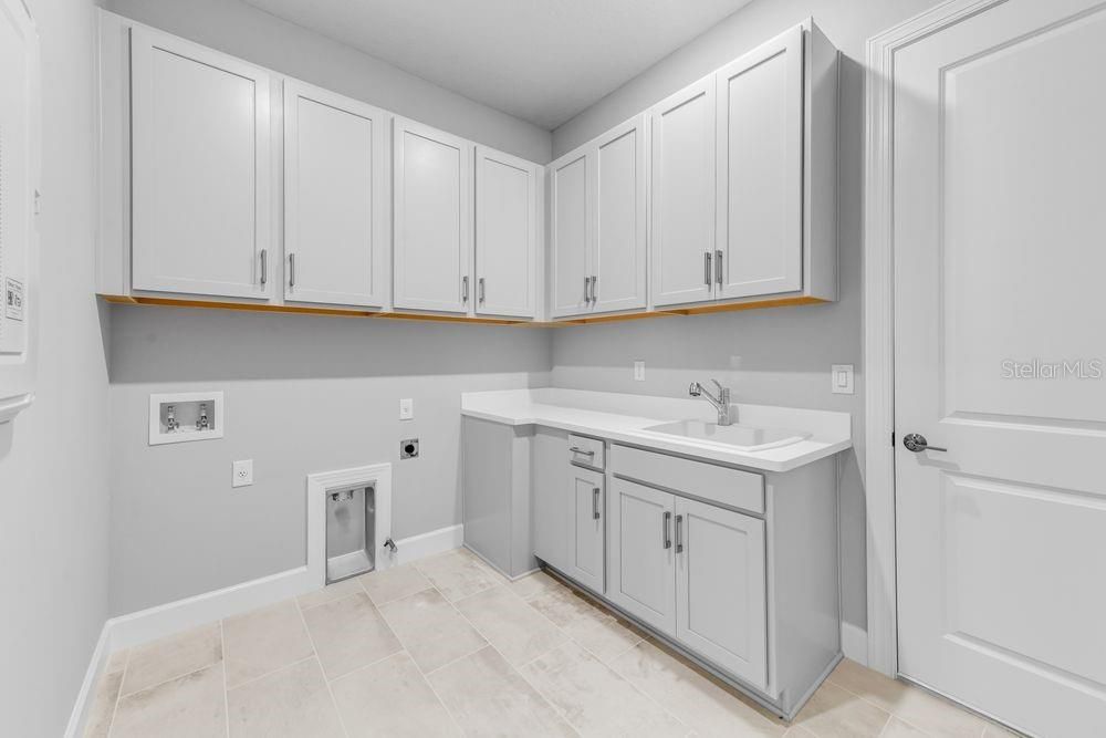 Под контрактом: $1,589,040 (3 спален, 3 ванн, 3095 Квадратных фут)