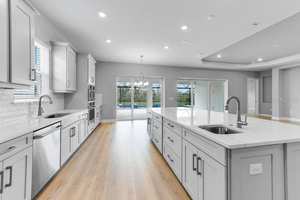 Под контрактом: $1,589,040 (3 спален, 3 ванн, 3095 Квадратных фут)