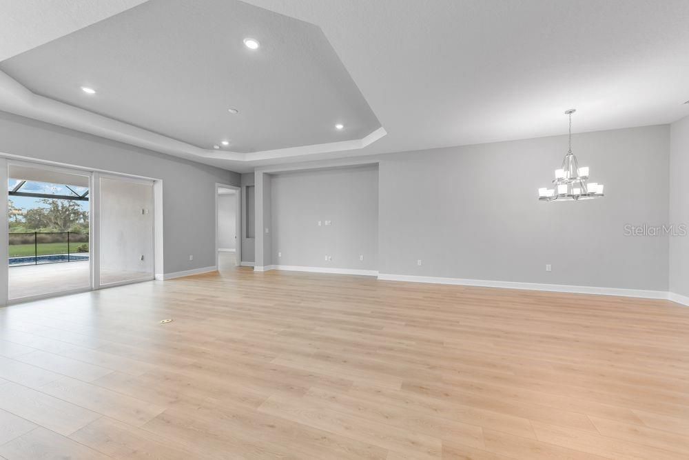 Под контрактом: $1,589,040 (3 спален, 3 ванн, 3095 Квадратных фут)