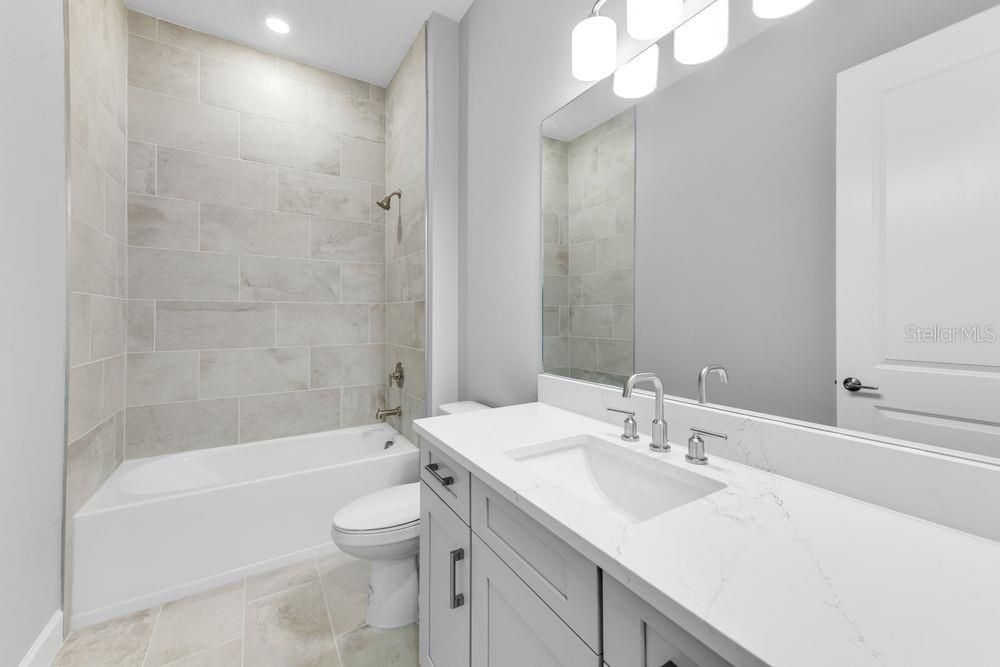 Под контрактом: $1,589,040 (3 спален, 3 ванн, 3095 Квадратных фут)