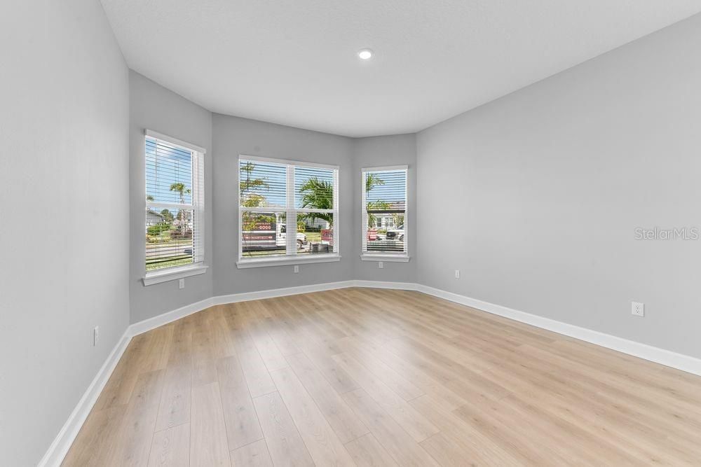 Под контрактом: $1,589,040 (3 спален, 3 ванн, 3095 Квадратных фут)