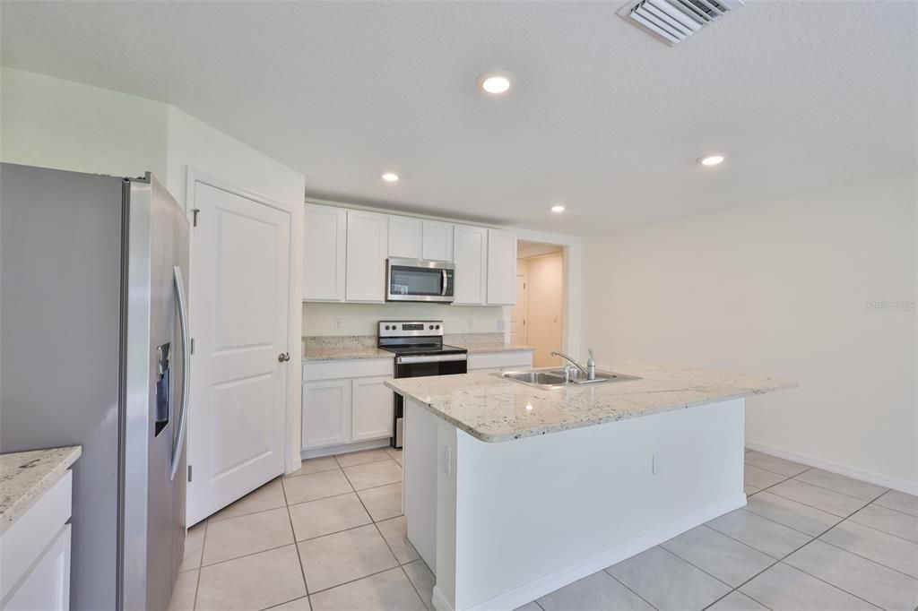 На продажу: $348,900 (4 спален, 2 ванн, 1846 Квадратных фут)