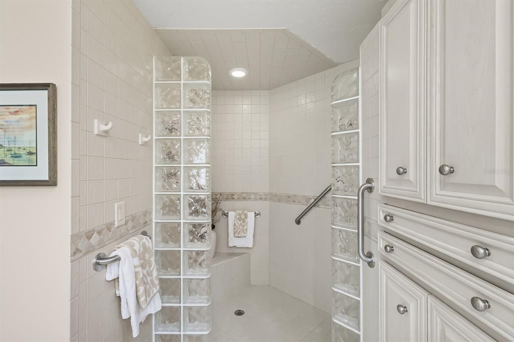 Под контрактом: $375,000 (3 спален, 2 ванн, 1990 Квадратных фут)