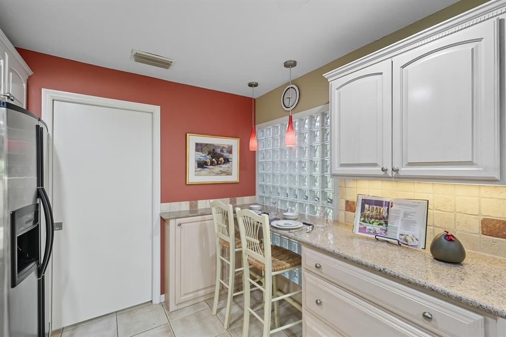 Под контрактом: $375,000 (3 спален, 2 ванн, 1990 Квадратных фут)