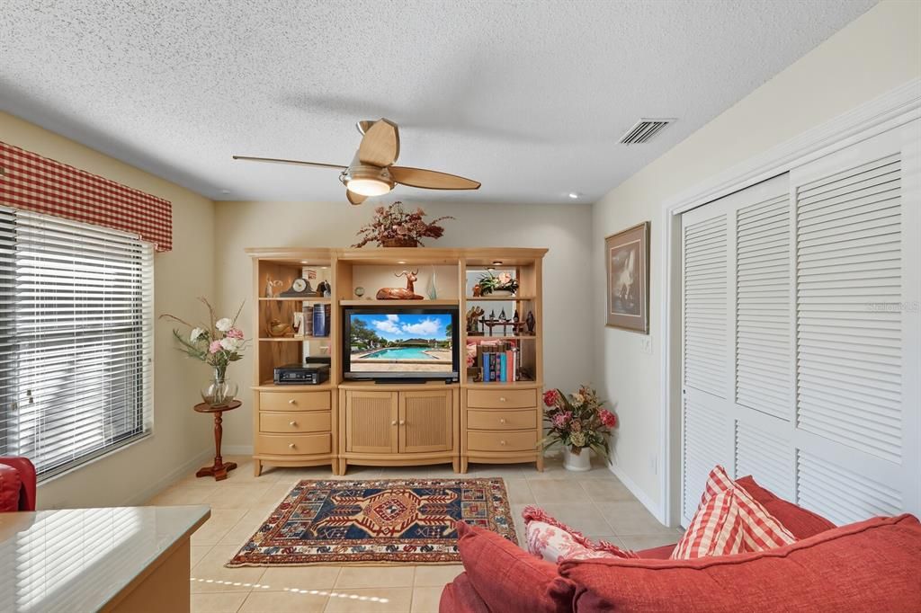 Под контрактом: $375,000 (3 спален, 2 ванн, 1990 Квадратных фут)