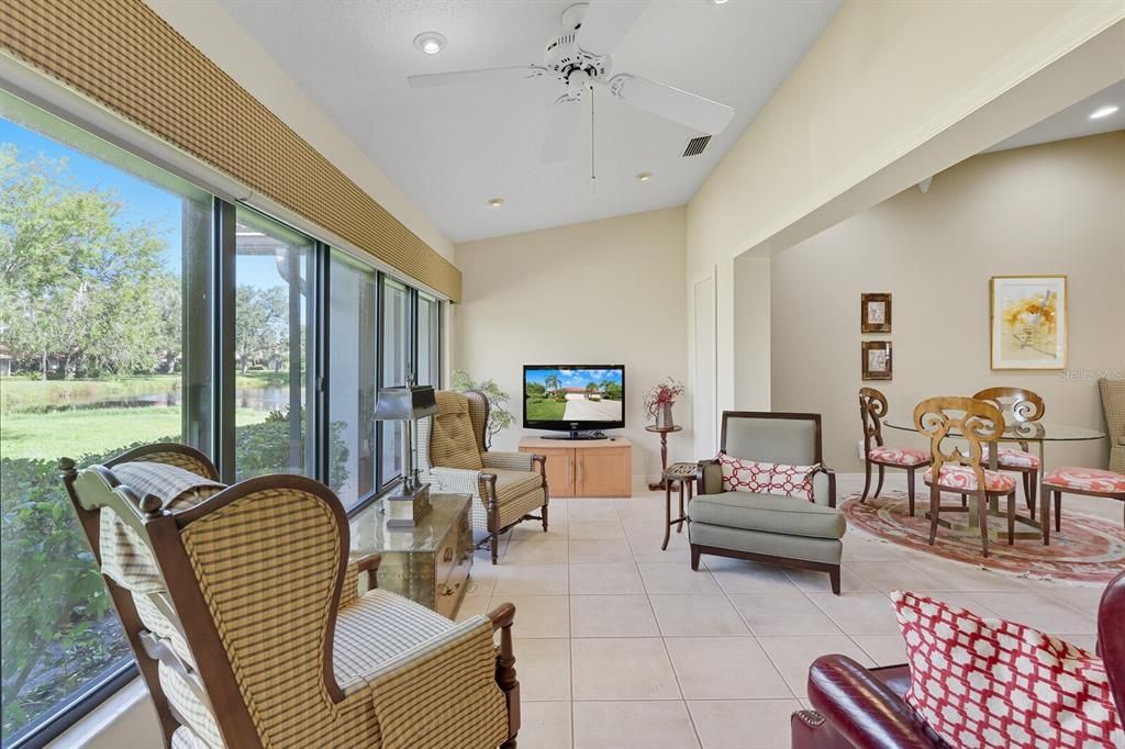 Под контрактом: $375,000 (3 спален, 2 ванн, 1990 Квадратных фут)