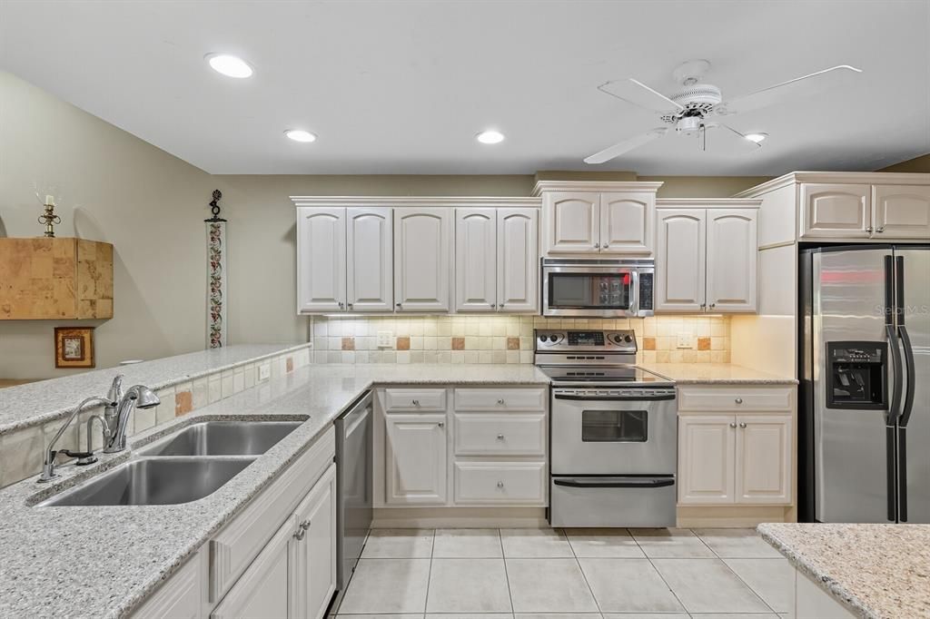 Под контрактом: $375,000 (3 спален, 2 ванн, 1990 Квадратных фут)