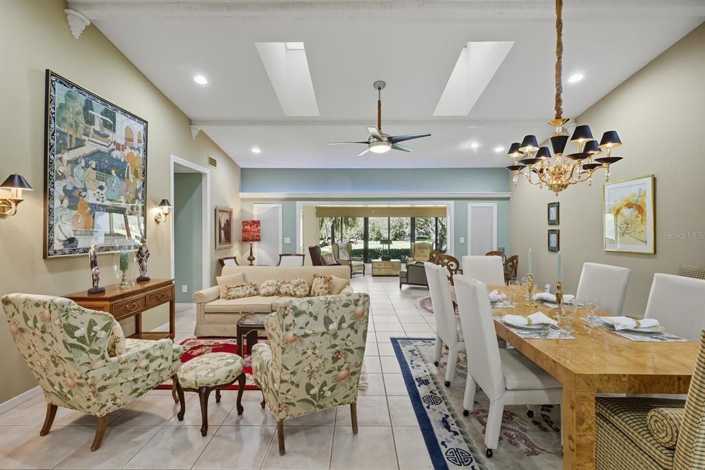 Под контрактом: $375,000 (3 спален, 2 ванн, 1990 Квадратных фут)