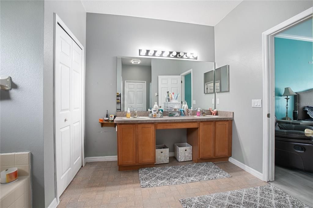 На продажу: $459,900 (4 спален, 2 ванн, 2618 Квадратных фут)