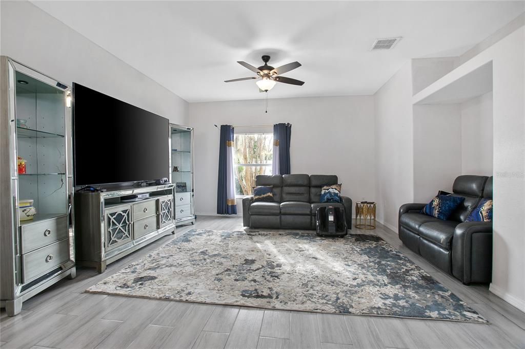 На продажу: $459,900 (4 спален, 2 ванн, 2618 Квадратных фут)