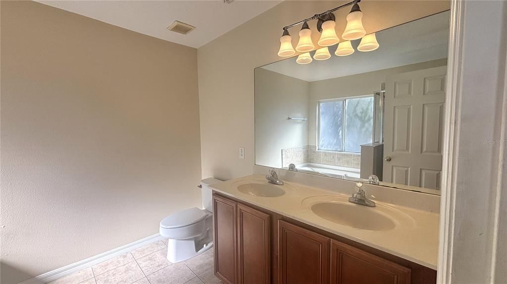 Active With Contract: $1,899 (3 beds, 2 baths, 1734 Square Feet)