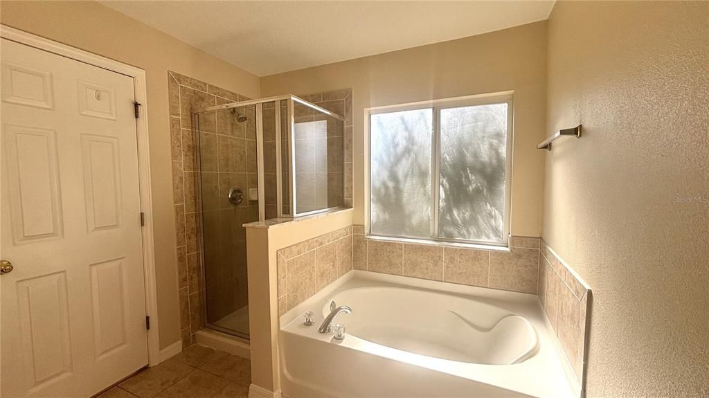 Active With Contract: $1,899 (3 beds, 2 baths, 1734 Square Feet)