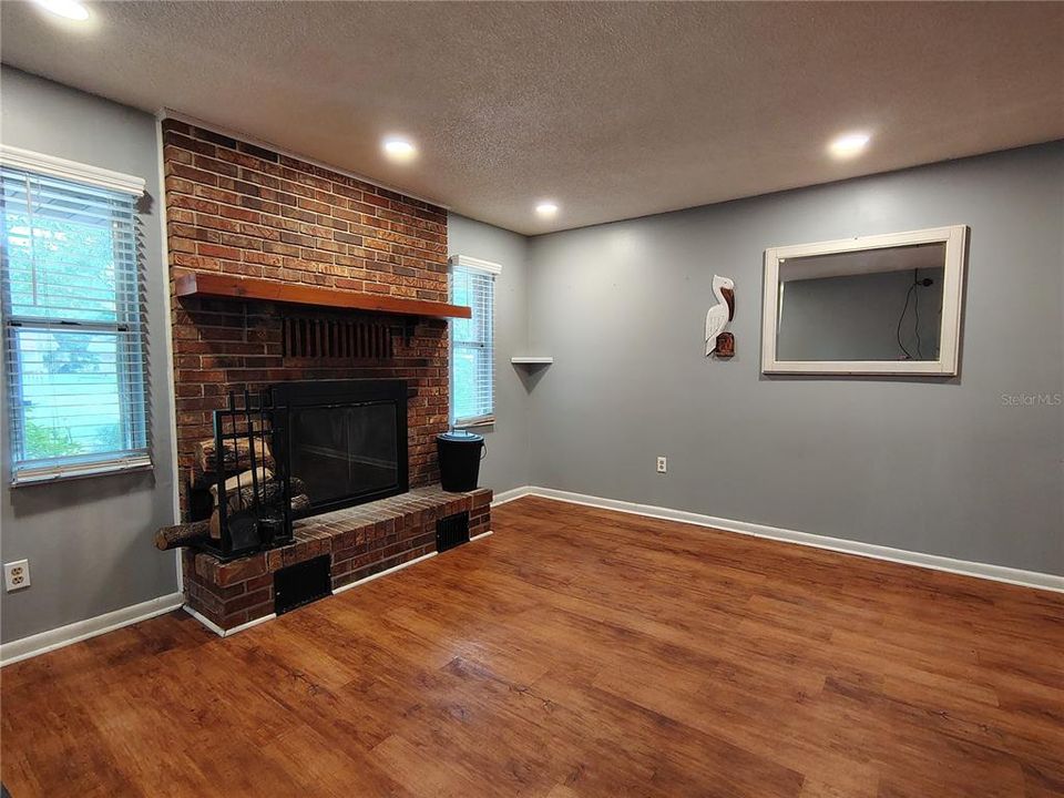 待售: $205,000 (2 贝兹, 2 浴室, 1254 平方英尺)