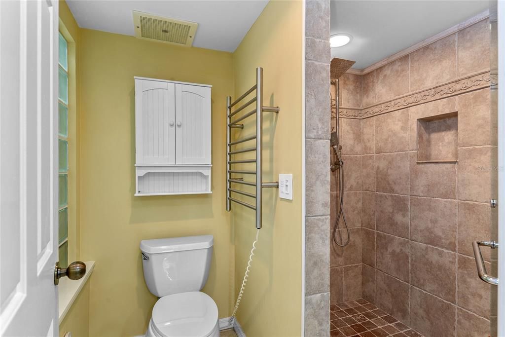 合同活跃: $849,000 (2 贝兹, 2 浴室, 1601 平方英尺)