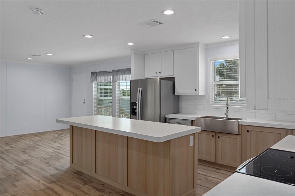 待售: $350,000 (4 贝兹, 2 浴室, 1919 平方英尺)