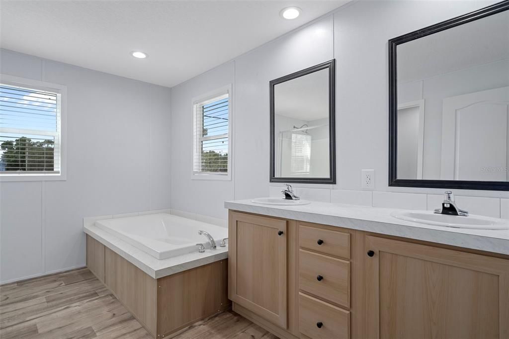 待售: $350,000 (4 贝兹, 2 浴室, 1919 平方英尺)