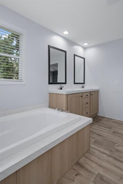 待售: $350,000 (4 贝兹, 2 浴室, 1919 平方英尺)