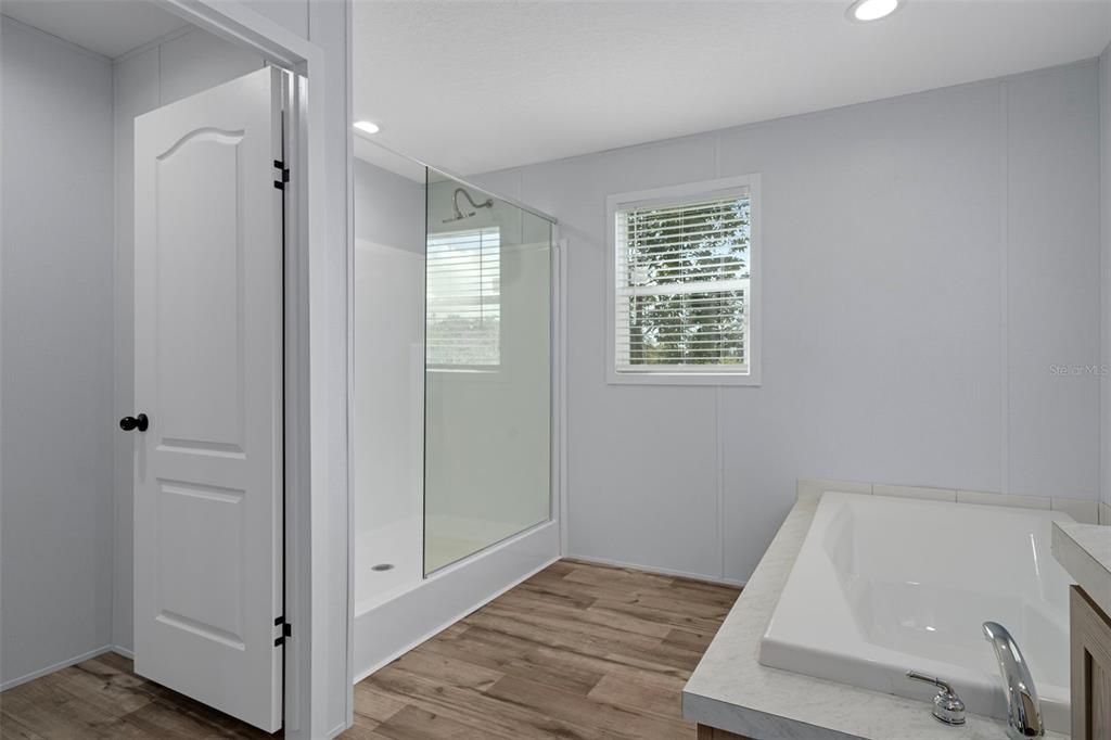 待售: $350,000 (4 贝兹, 2 浴室, 1919 平方英尺)