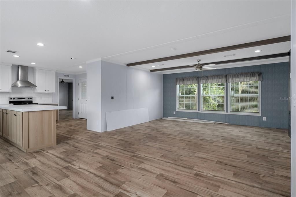 待售: $350,000 (4 贝兹, 2 浴室, 1919 平方英尺)