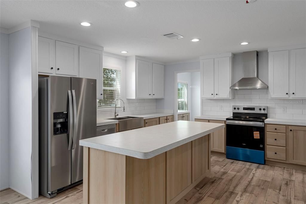 待售: $350,000 (4 贝兹, 2 浴室, 1919 平方英尺)