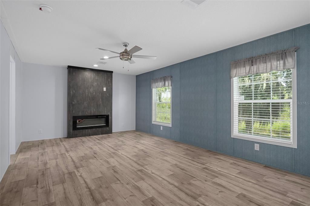 待售: $350,000 (4 贝兹, 2 浴室, 1919 平方英尺)