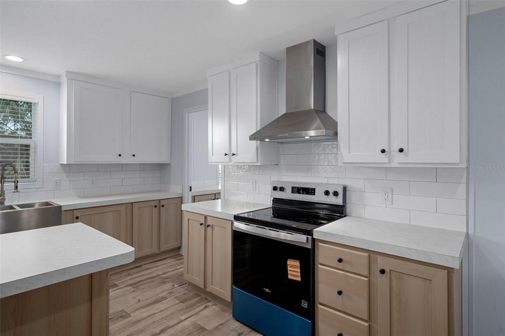 待售: $350,000 (4 贝兹, 2 浴室, 1919 平方英尺)