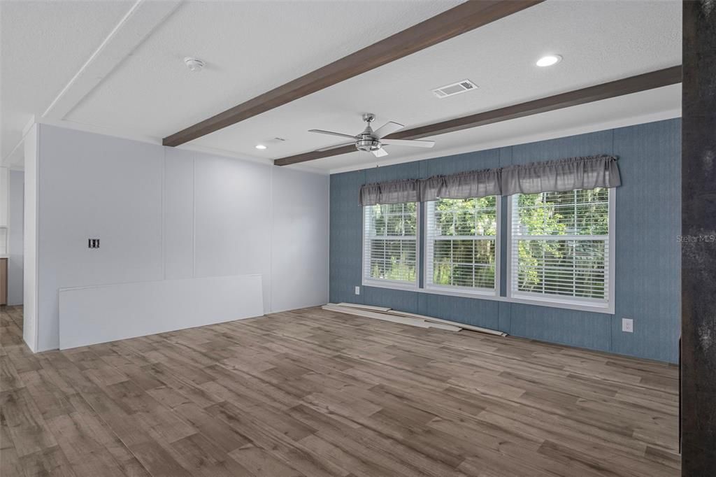 待售: $350,000 (4 贝兹, 2 浴室, 1919 平方英尺)