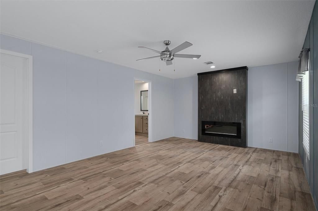 待售: $350,000 (4 贝兹, 2 浴室, 1919 平方英尺)